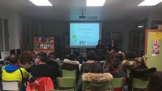 Ruth Arriero y B&aacute;rbara S&aacute;enz, durante una charla a padres y madres