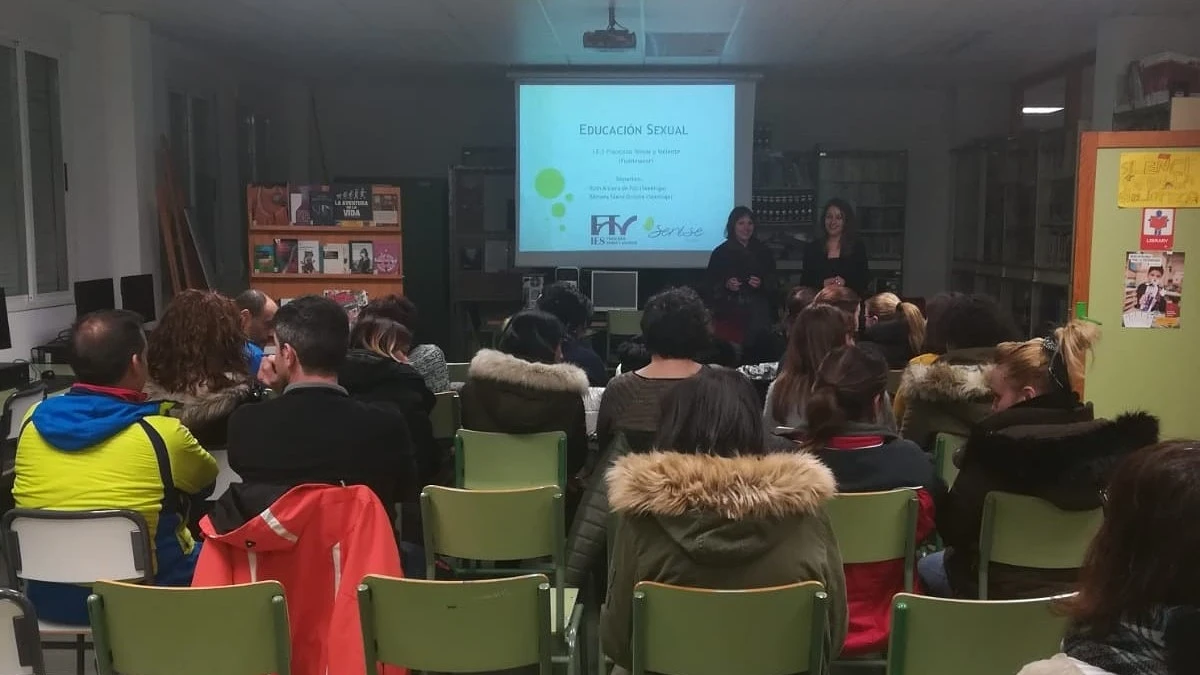 Ruth Arriero y Bárbara Sáenz, durante una charla a padres y madres