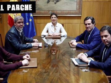 Yolanda Díaz con los agentes sociales y la patronal tras el acuerdo de subir el SMI. Yolanda Díaz con los agentes sociales y la patronal tras el acuerdo de subir el SMI.