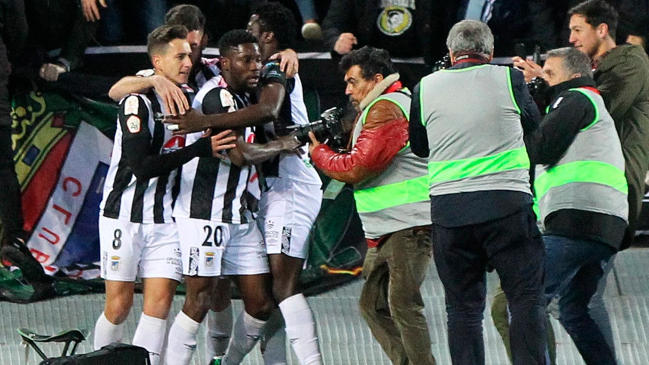 Los jugadores del Badajoz celebran un gol ante el Eibar.