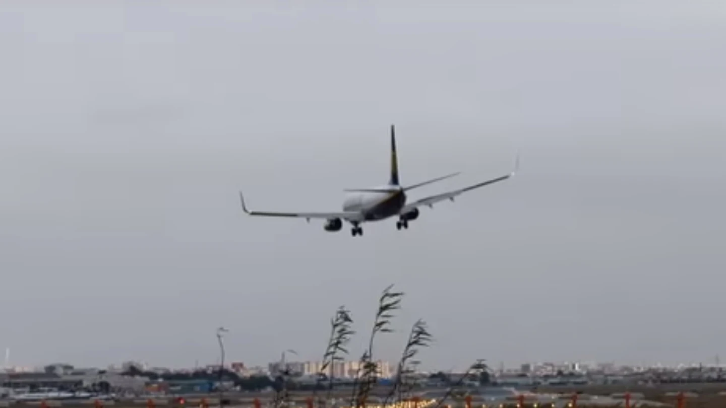 El momento en el que el piloto se ve obligado a abortar el aterrizaje en el aeropuerto de Manises El momento en el que el piloto se ve obligado a abortar el aterrizaje en el aeropuerto de Manises