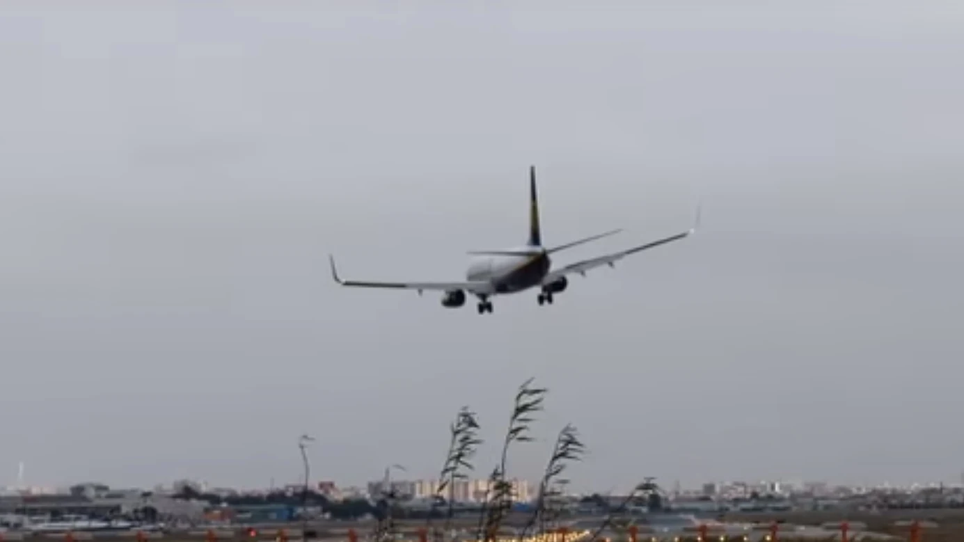 El momento en el que el piloto se ve obligado a abortar el aterrizaje en el aeropuerto de Manises