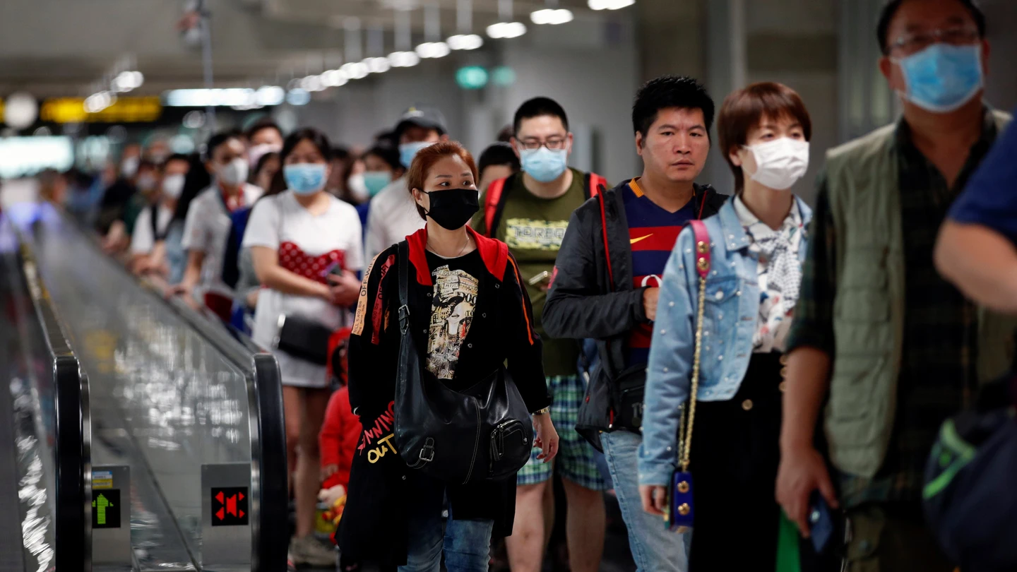 Pasajeros procedentes de vuelos internacionales, en el Aeropuerto de Suvarnabhumi, en Tailandia Pasajeros procedentes de vuelos internacionales, en el Aeropuerto de Suvarnabhumi, en Tailandia