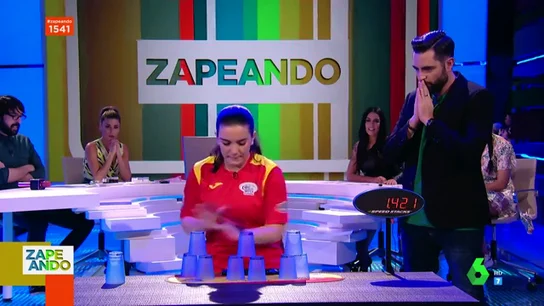 La impresionante demostración de la campeona de stacking de España en pleno plató de Zapeando La impresionante demostración de la campeona de stacking de España en pleno plató de Zapeando
