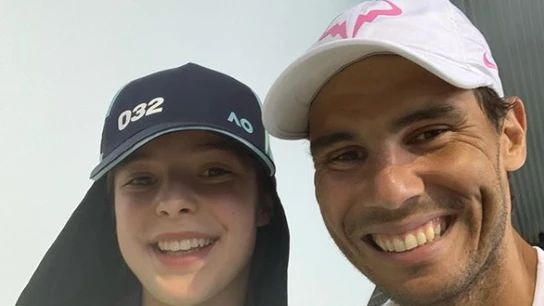Rafa Nadal junto a Anita, la recogepelotas del Open de Australia Rafa Nadal junto a Anita, la recogepelotas del Open de Australia