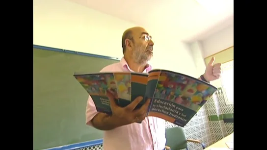 Un profesor con un libro de Educación para la Ciudadanía Un profesor con un libro de Educación para la Ciudadanía