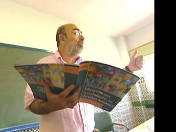 Un profesor con un libro de Educación para la Ciudadanía Un profesor con un libro de Educación para la Ciudadanía