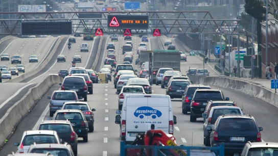 Una autovía con atasco Una autovía con atasco