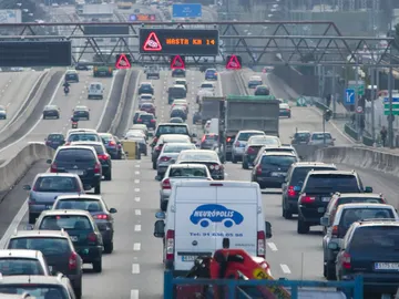 Una autovía con atasco Una autovía con atasco