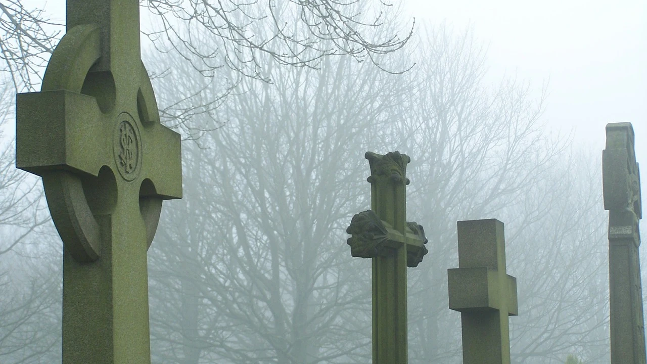 Una tumba en un cementerio (archivo) 