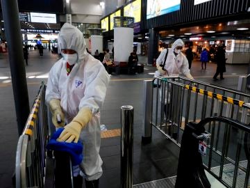 Los trabajadores rocían desinfectante en la estación Suseo en Seúl Los trabajadores rocían desinfectante en la estación Suseo en Seúl