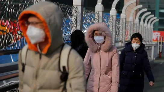 Ciudadanos con mascarillas en el transporte público de Pekín Ciudadanos con mascarillas en el transporte público de Pekín