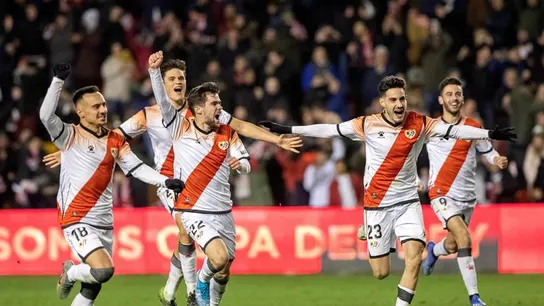 Los jugadores del Rayo Vallecano celebran su tanda de penaltis Los jugadores del Rayo Vallecano celebran su tanda de penaltis