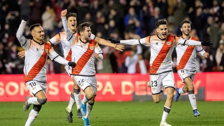 Los jugadores del Rayo Vallecano celebran su tanda de penaltis 