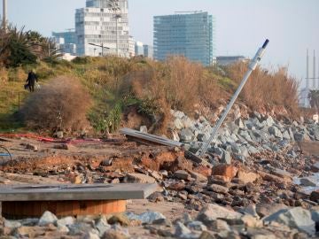 Aspecto de la playa de la Mar Bella, en Barcelona, tras el paso del temporal Aspecto de la playa de la Mar Bella, en Barcelona, tras el paso del temporal
