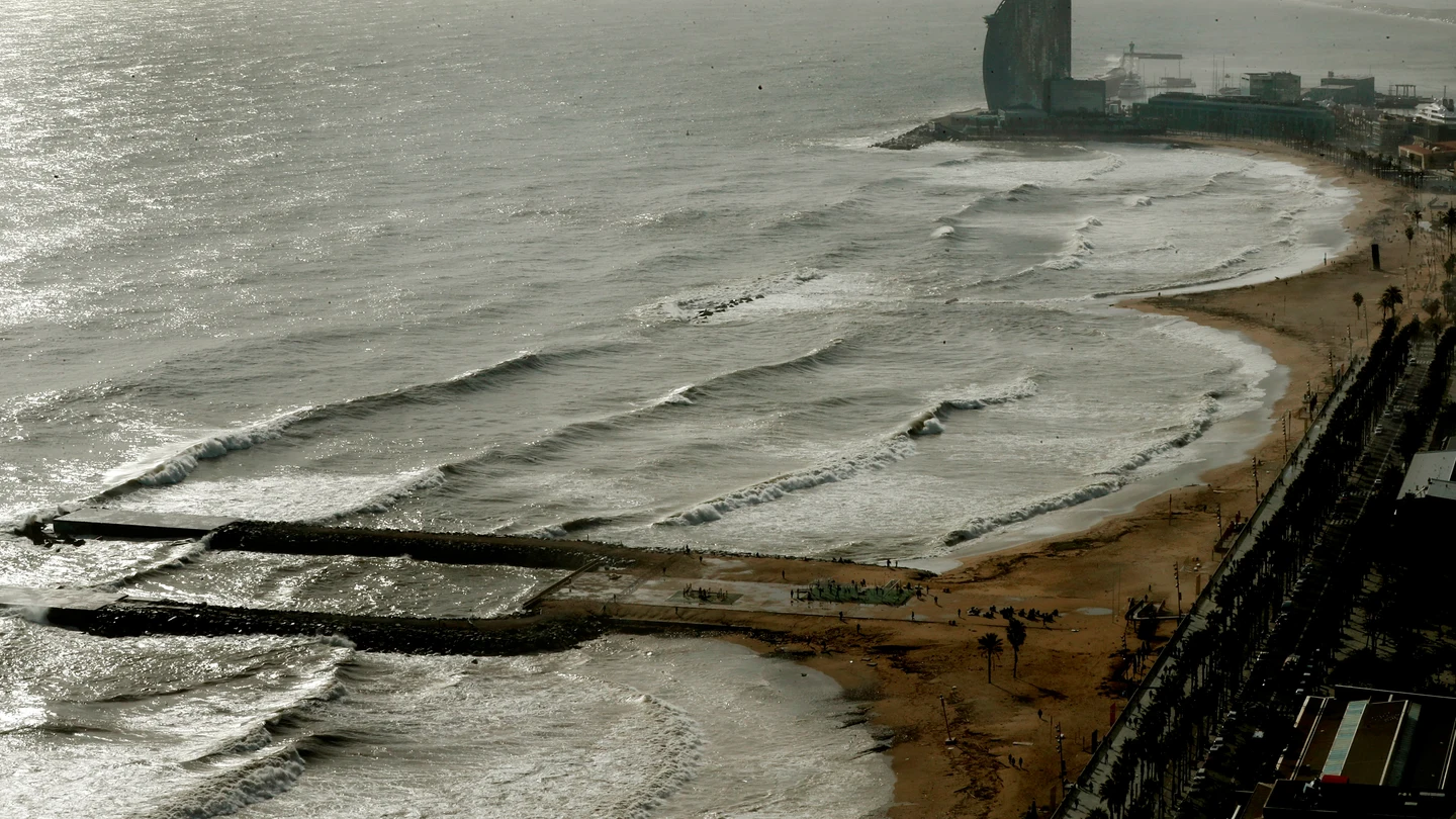 La playa de la Barceloneta, tras el paso del temporal La playa de la Barceloneta, tras el paso del temporal