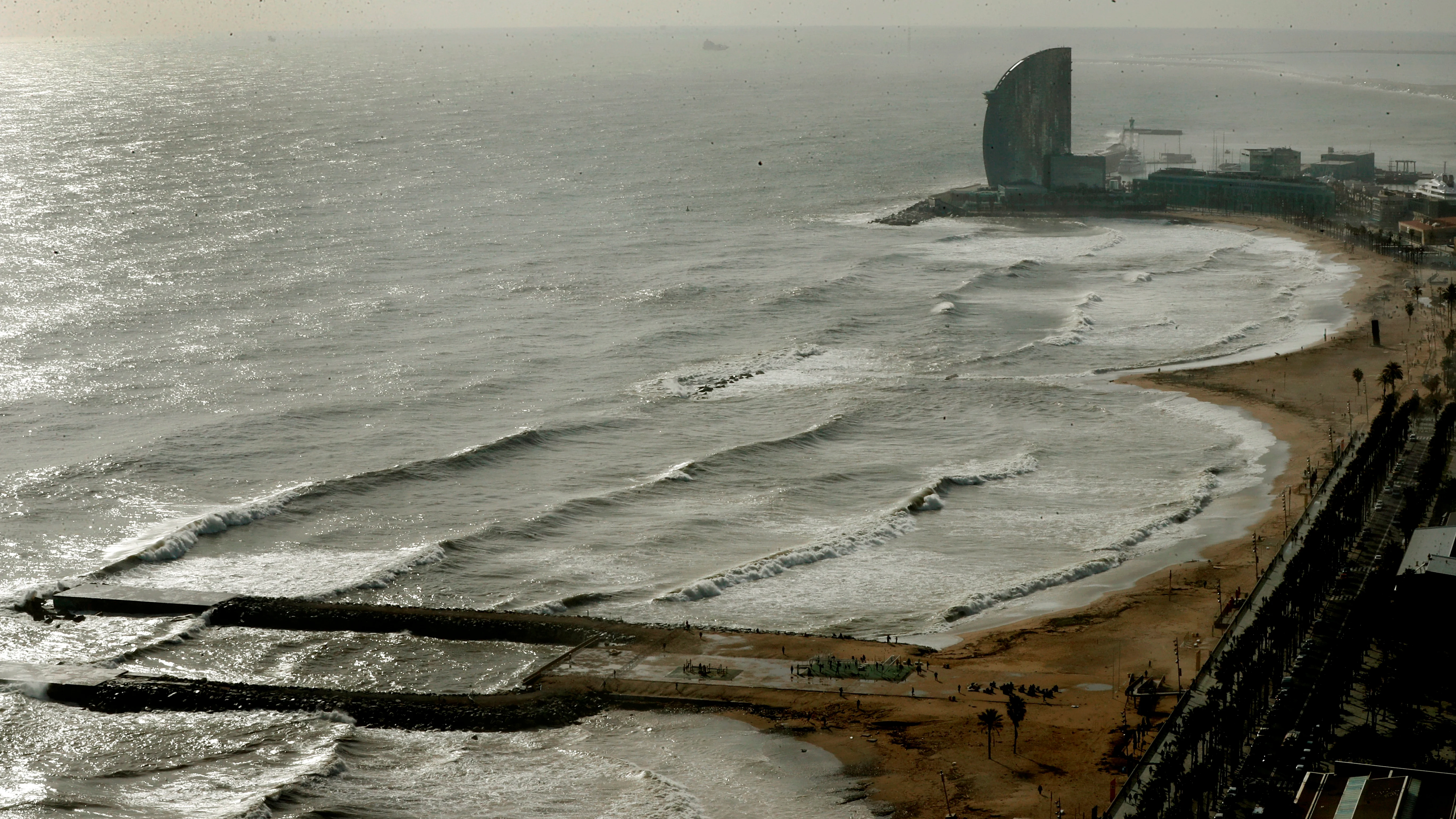 La playa de la Barceloneta, tras el paso del temporal