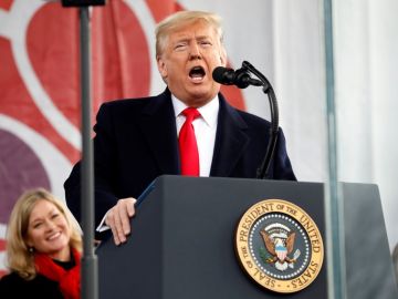 Donald Trump, dirigiéndose a los asistentes a la 'Marcha por la vida' Donald Trump, dirigiéndose a los asistentes a la 'Marcha por la vida'