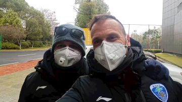 Foto cedida por el madrileño Oliver Cuadrado (d), entrenador de porteros, junto a un amigo