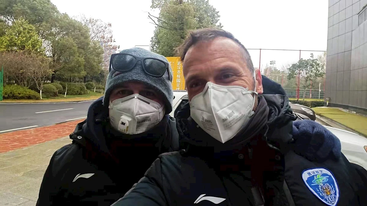 Foto cedida por el madrileño Oliver Cuadrado (d), entrenador de porteros, junto a un amigo 