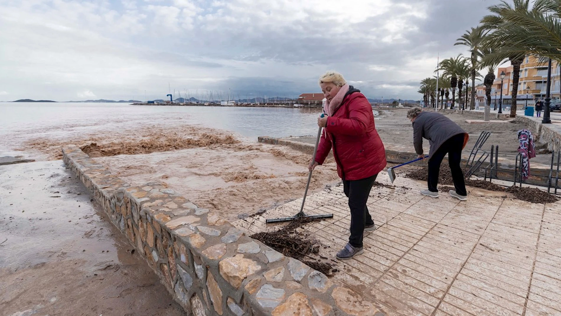 Vecinas de Los Alcázares limpian los destrozos de la borrasca Gloria