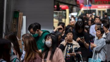 Imagen de ciudadanos en China con mascarillas por el coronavirus