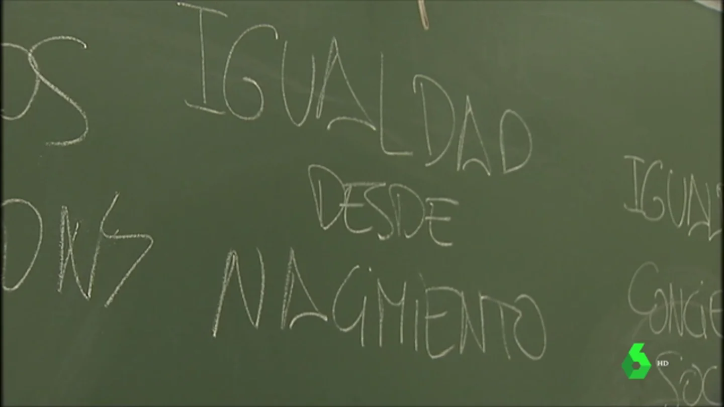 Jóvenes LGTBI desmontan el veto parental de Vox: "No me volví heterosexual por recibir charlas de educación heterosexual" Jóvenes LGTBI desmontan el veto parental de Vox: "No me volví heterosexual por recibir charlas de educación heterosexual"
