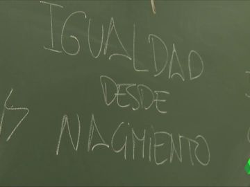 Jóvenes LGTBI desmontan el veto parental de Vox: "No me volví heterosexual por recibir charlas de educación heterosexual" Jóvenes LGTBI desmontan el veto parental de Vox: "No me volví heterosexual por recibir charlas de educación heterosexual"