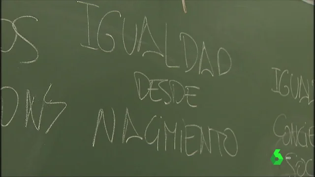 Jóvenes LGTBI desmontan el veto parental de Vox: "No me volví heterosexual por recibir charlas de educación heterosexual"