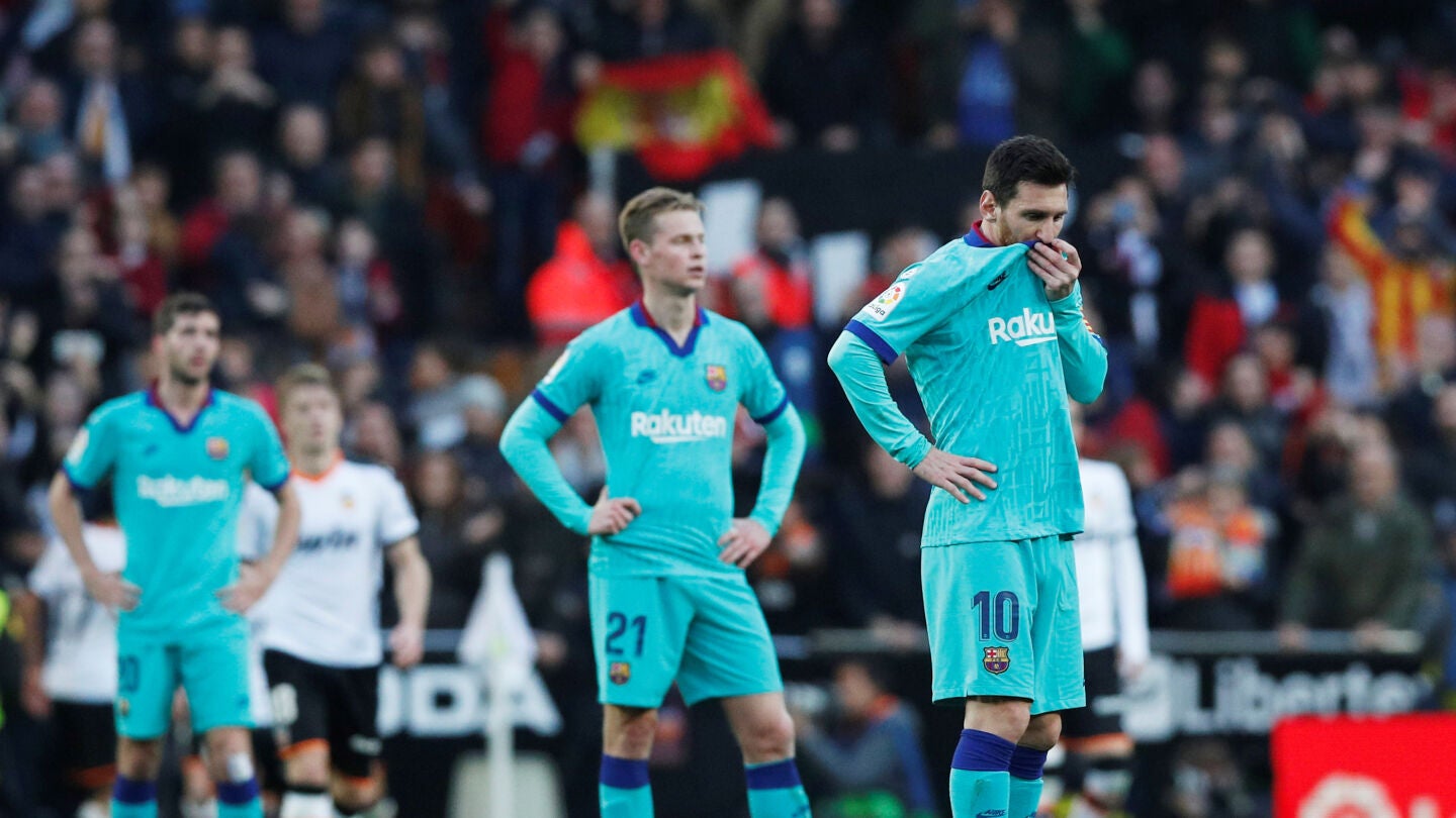 Messi, cabizbajo tras el gol de Maxi Gómez en Mestalla