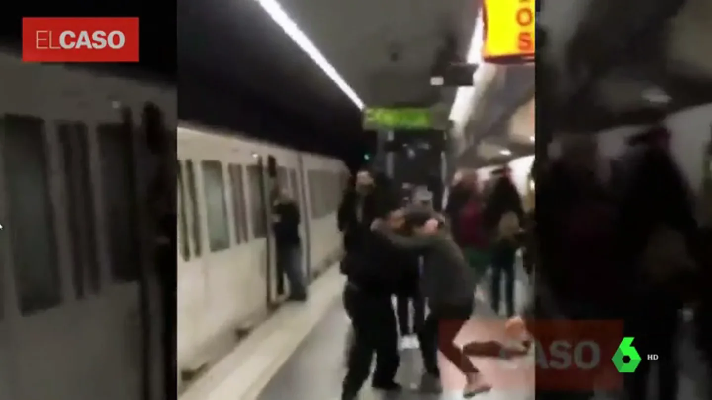 Violento enfrentamiento en el metro de Barcelona entre pasajeros y unos carteristas que intentaban robarles Violento enfrentamiento en el metro de Barcelona entre pasajeros y unos carteristas que intentaban robarles