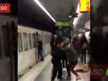 Violento enfrentamiento en el metro de Barcelona entre pasajeros y unos carteristas que intentaban robarles Violento enfrentamiento en el metro de Barcelona entre pasajeros y unos carteristas que intentaban robarles