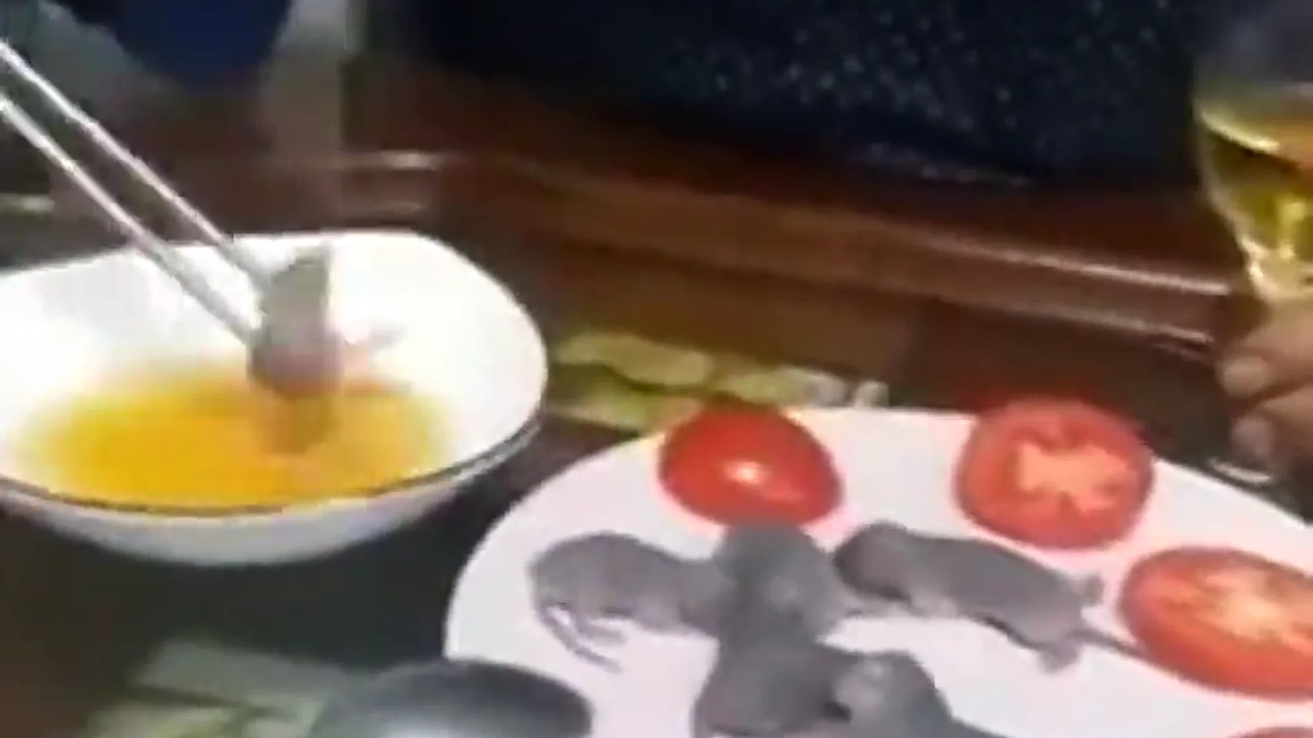 El viral (y asqueroso) momento en el que un hombre moja un ratón vivo en una salsa antes de comérselo