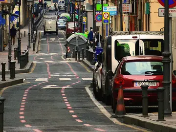 El Gobierno tiene un plan para reducir las emisiones: subir los impuestos a los coches más contaminantes El Gobierno tiene un plan para reducir las emisiones: subir los impuestos a los coches más contaminantes