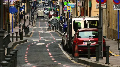 El Gobierno tiene un plan para reducir las emisiones: subir los impuestos a los coches más contaminantes El Gobierno tiene un plan para reducir las emisiones: subir los impuestos a los coches más contaminantes