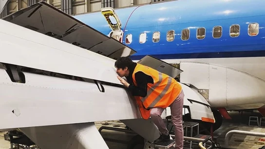 Imagen de Michèle Köbke besando a un avión Imagen de Michèle Köbke besando a un avión