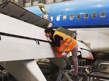 Imagen de Michèle Köbke besando a un avión Imagen de Michèle Köbke besando a un avión
