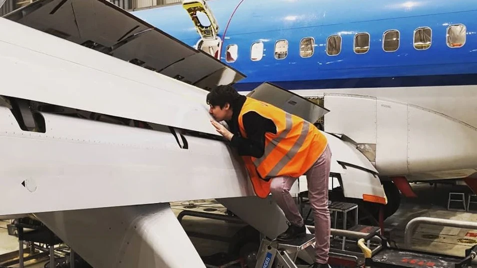 Imagen de Michèle Köbke besando a un avión