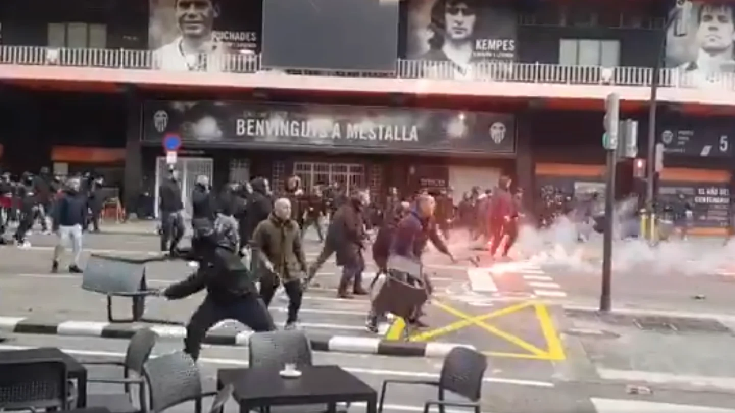 Ultras de Barça y Valencia protagonizan una pelea en las afueras de Mestalla Ultras de Barça y Valencia protagonizan una pelea en las afueras de Mestalla