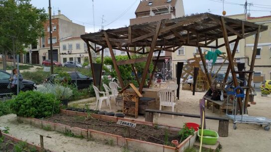 Imagen de la construcción de 'La huerta de Tetuán' tras el trabajo vecinal