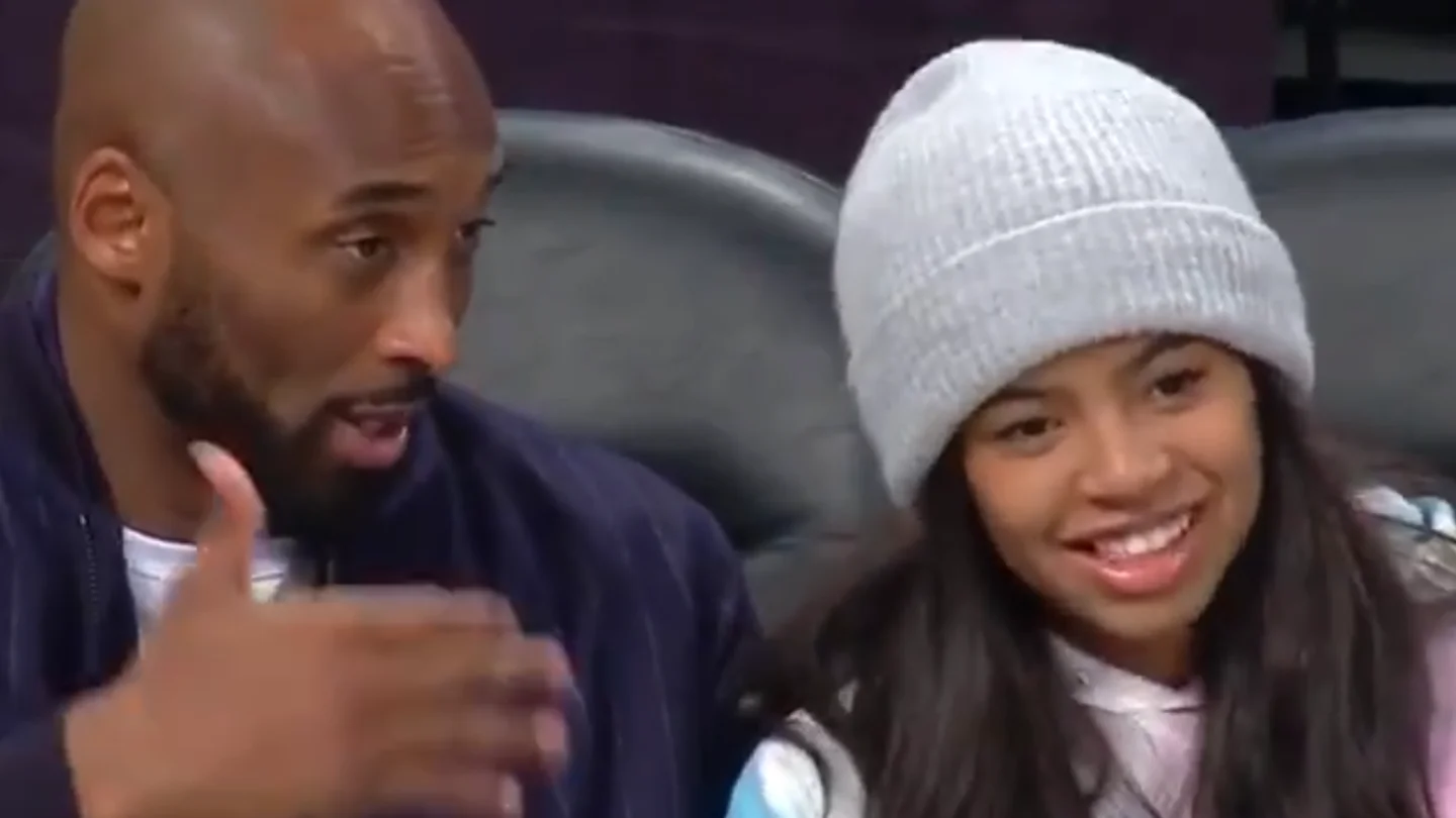 Kobe Bryant, junto a su hija Gianna durante un partido Kobe Bryant, junto a su hija Gianna durante un partido