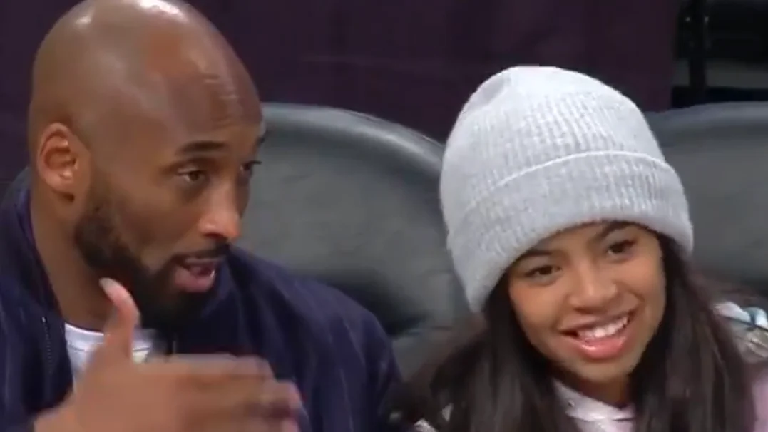 Kobe Bryant, junto a su hija Gianna durante un partido