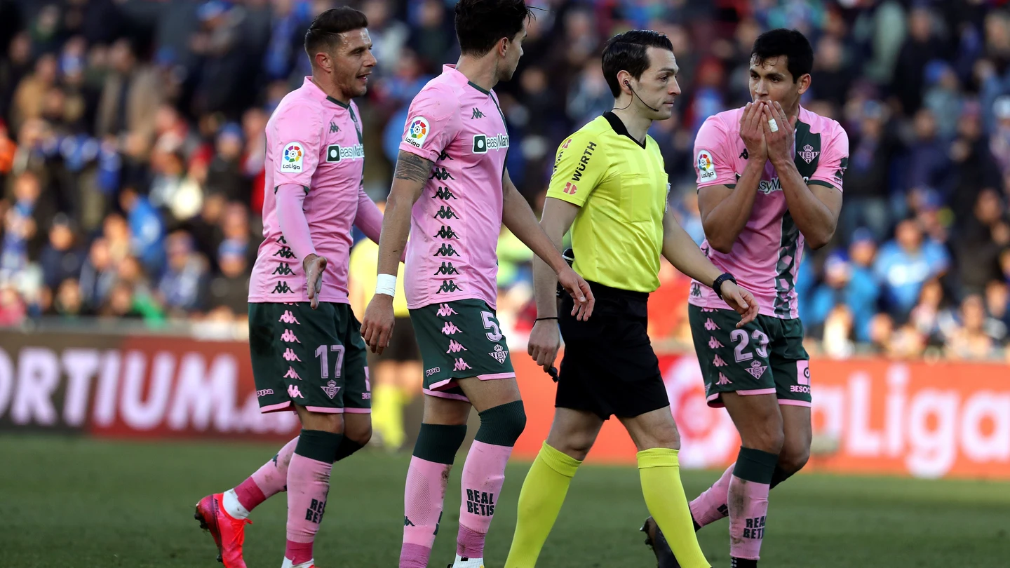 Los jugadores del Betis protestan al árbitro. Los jugadores del Betis protestan al árbitro.