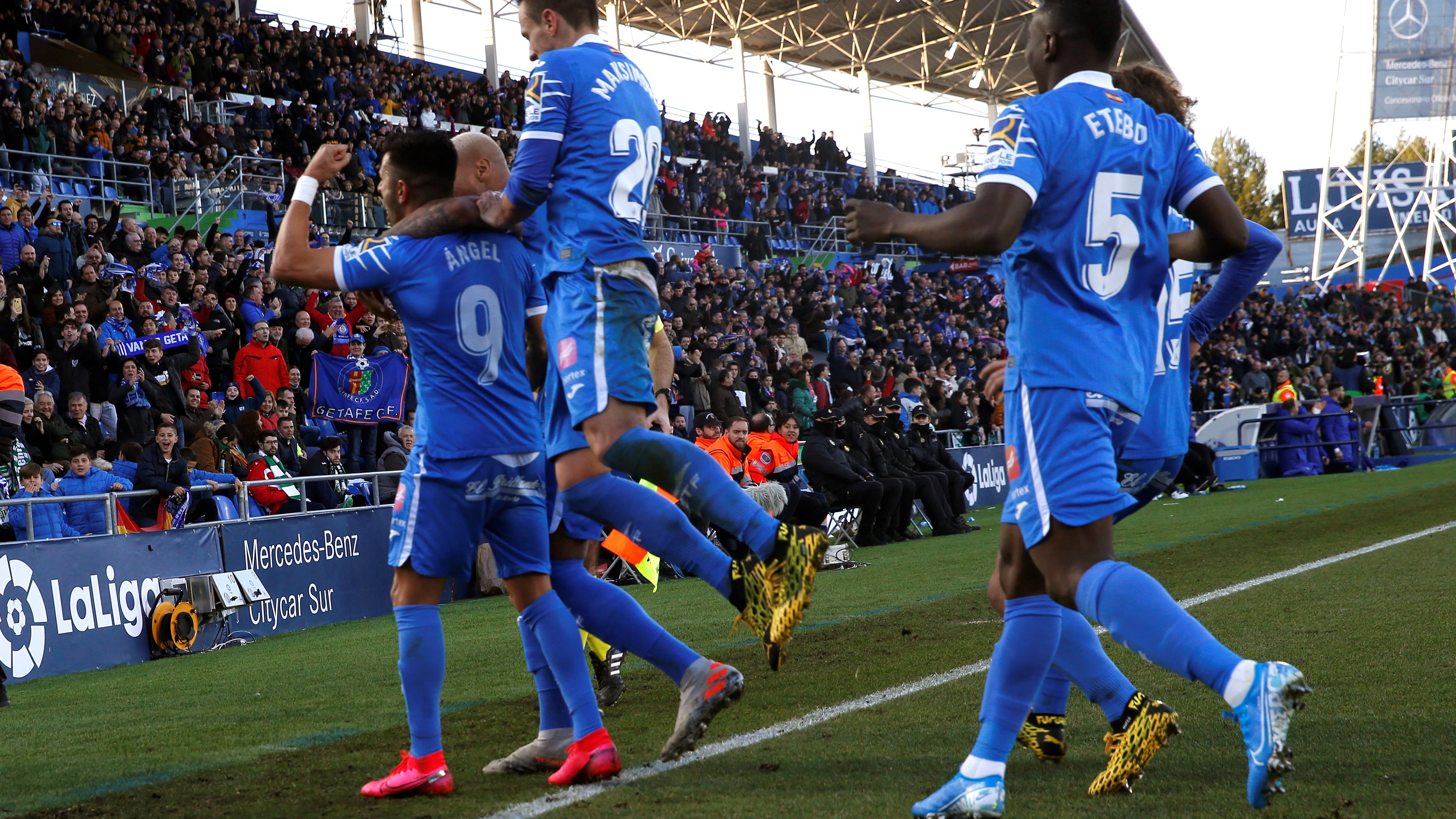 Los jugadores del Getafe celebran un gol en el Coliseum.