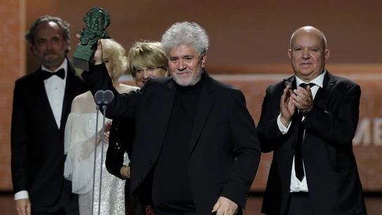 Almodóvar tras recoger un Goya Almodóvar tras recoger un Goya