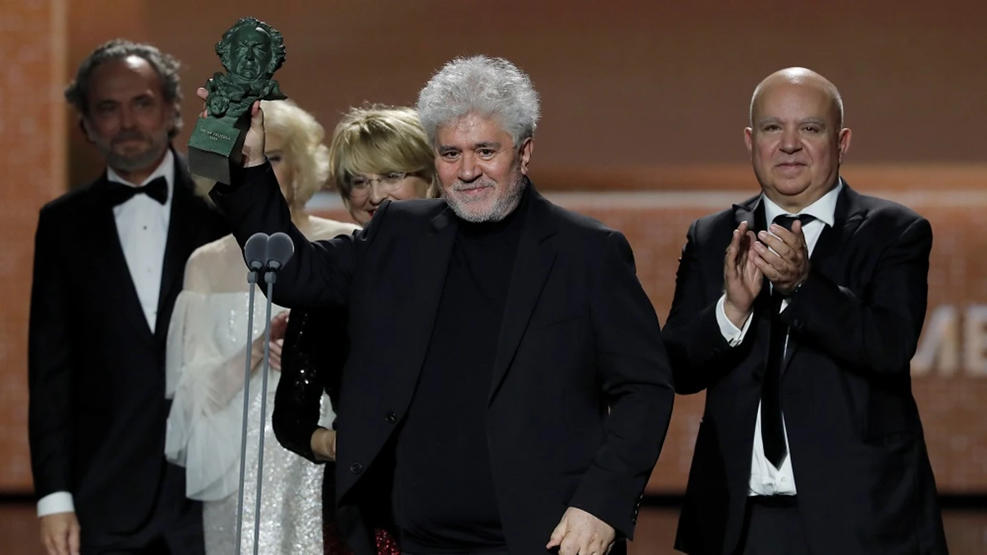 Almodóvar tras recoger un Goya Almodóvar tras recoger un Goya