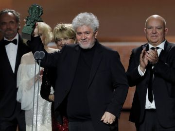 Almodóvar tras recoger un Goya Almodóvar tras recoger un Goya