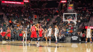 Momento del partido entre los Toronto Raptors y los San Antonio Spurs