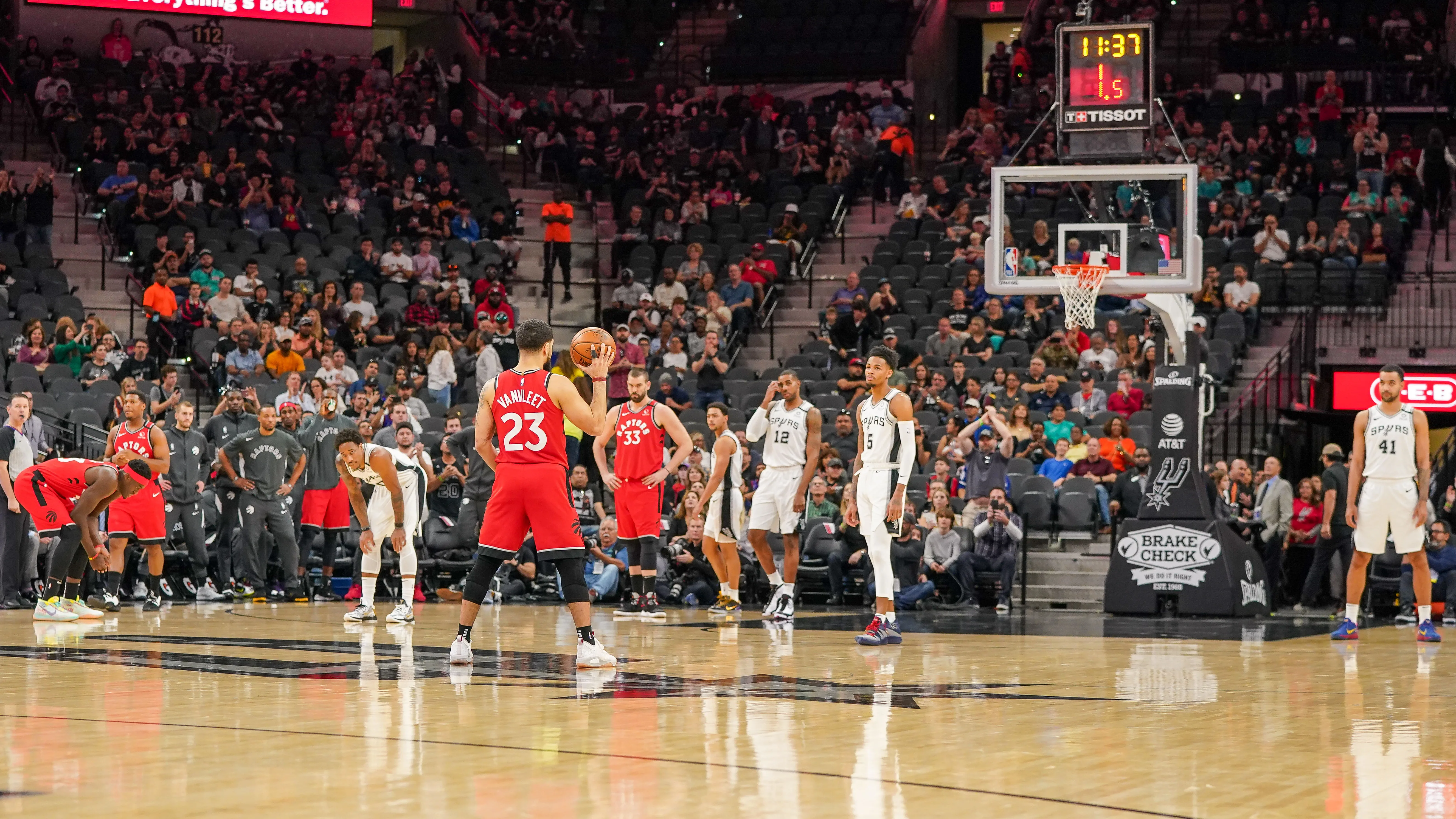 Momento del partido entre los Toronto Raptors y los San Antonio Spurs