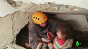 El rescate a una niña tras el derrumbe de un edificio por el terremoto de Turquía